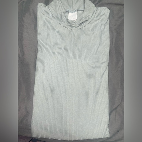 Women’s ribbed material top. - Picture 2 of 4